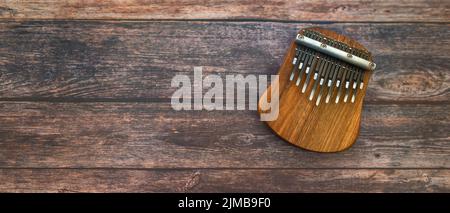 Bei der Klassifizierung von Musikinstrumenten gehört der Kalimba zur Kategorie der Lamellophone oder zupften Idiophone. Stockfoto