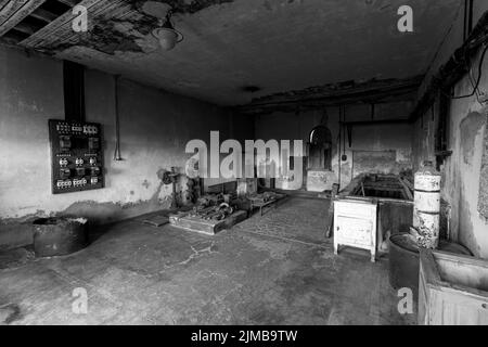 Verlassene Diamantenmine in Kolmanskop, die Gebäude zeigt, die von Sand überfallen wurden Stockfoto