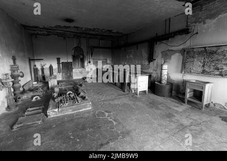 Verlassene Diamantenmine in Kolmanskop, die Gebäude zeigt, die von Sand überfallen wurden Stockfoto