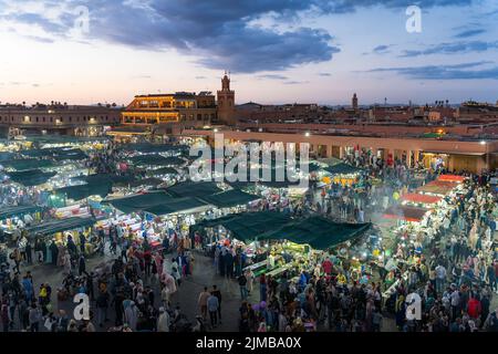 Eine Luftaufnahme der Menschen auf dem Platz Jemaa el-Fnaa und dem Marktplatz im Medina-Viertel von Marrakesch Stockfoto