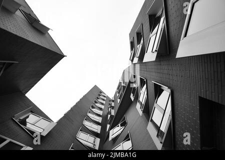 Eine Graustufenaufnahme von Gehry-Gebäuden im Media Harbour in Düsseldorf Stockfoto