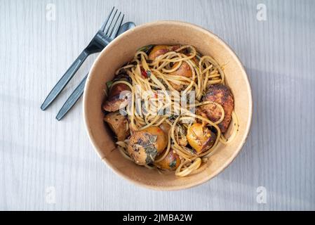 Thailändische würzige Kräuterpasta mit nordthailändischer Wurst. Draufsicht. Stockfoto
