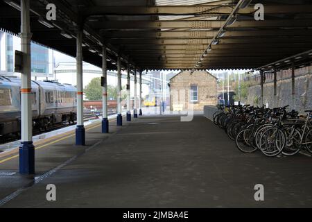 Eine Aufnahme eines Bahnhofsbahnhofs mit Fahrradträgern in Sheffield, South Yorkshire, England Stockfoto