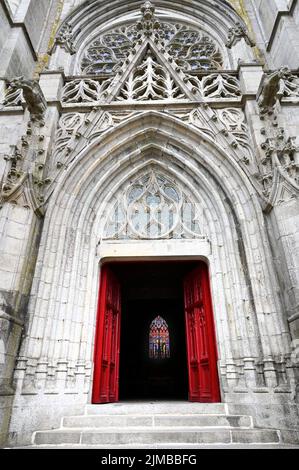 Die Kirche ’église St Léonard in Fougères, Frankreich Stockfoto