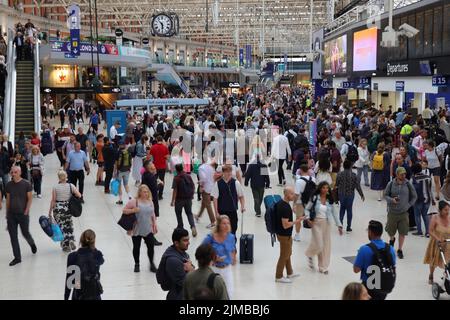Die große Menge an Pendlern am Bahnhof Waterloo in London, England Stockfoto