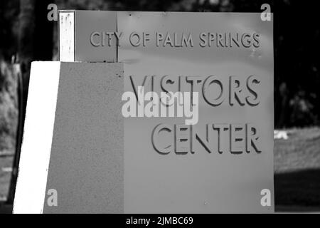Eine Graustufen Nahaufnahme des City of Palm Springs Visitors Center Schildes Stockfoto