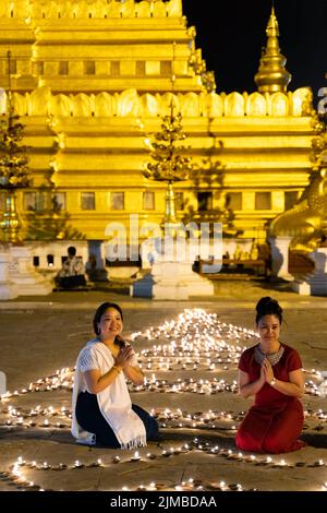 Ein Kerzenlichtfestival in der Shwezigon Pagode in Bagan, Myanmar (Burma) Stockfoto