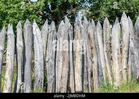 Modra, Museum von Großmähren. Zaun aus scharfen Holzpfählen eine Verteidigungsmauer Stockfoto