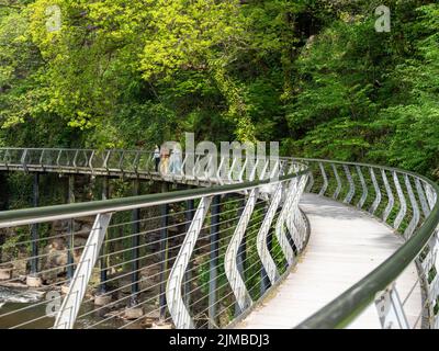 Millennium Walkway Bridge über dem Fluss New Mills Derbyshire UK Stockfoto