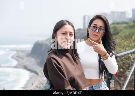 Zwei Freunde betrachten die Kamera aus der Sicht von Miraflores in Peru Stockfoto