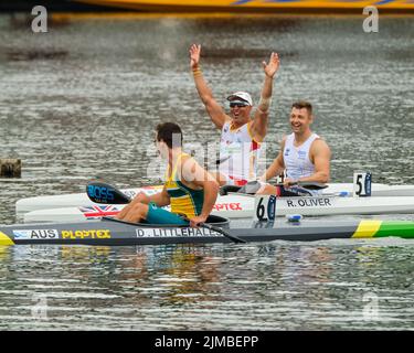 Dartmouth, Kanada. 5.. August 2022 Juan Valle aus Spanien findet heraus, dass er gerade Gold bei den Men Paracanoe KL3 200m World Championships in einem Fotofinish mit 0,08 Sekunden zwischen Gold und Bronze gewonnen hat. Robert Oliver aus Großbritannien holt Silber und Dylan Littlehales aus Australien nimmt Bronze. Die ICF Kanurennsport- und Paracanoe-Weltmeisterschaft 2022 findet am Lake Banook in Dartmouth (Halifax) statt. Kredit: Meanderingemu/Alamy Live Nachrichten Stockfoto