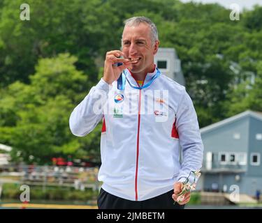 Dartmouth, Kanada. 5. August 2022 Juan Valle aus Spanien bei der Medaillenzeremonie, als er Gold bei den Männer Paracanoe KL3 200m Weltmeisterschaften in einem Fotofinish mit 0,08 Sekunden zwischen Gold und Bronze gewinnt. Die ICF Canoe Sprint- und Paracanoe-Weltmeisterschaften 2022 finden am Lake Banook in Dartmouth (Halifax) statt. Quelle: Meanderingemu/Alamy Live News Stockfoto