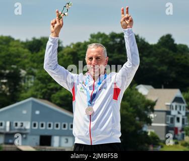 Dartmouth, Kanada. 5. August 2022 Juan Valle aus Spanien bei der Medaillenzeremonie, als er Gold bei den Männer Paracanoe KL3 200m Weltmeisterschaften in einem Fotofinish mit 0,08 Sekunden zwischen Gold und Bronze gewinnt. Die ICF Canoe Sprint- und Paracanoe-Weltmeisterschaften 2022 finden am Lake Banook in Dartmouth (Halifax) statt. Quelle: Meanderingemu/Alamy Live News Stockfoto