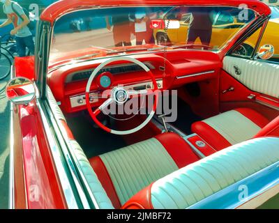 Rot-weißes Interieur eines alten Chevrolet Chevy Impala SS Super Sport V8 Zweitürer-Cabriolet 1964 von GM. Expo Fierro 2022 Oldtimer-Show Stockfoto