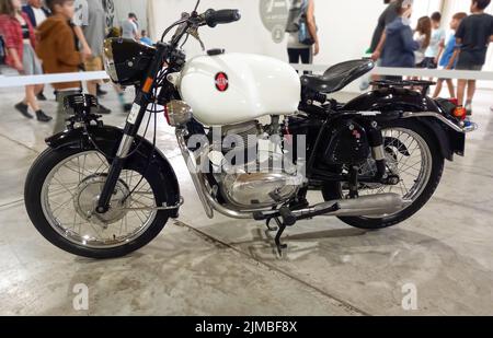 Aufnahme eines alten schwarz-weißen Gilera B 300 Polizeimotorrads im Patrouillenstil 1966 - 1974. Expo Fierro 2022 Oldtimer-Show. Stockfoto