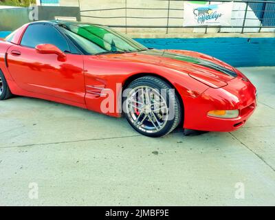 Alte rot-schwarze Sport Chevrolet Corvette C5 Coupé zweitürig 1997 - 2004 von GM. Klassisches Racing Muscle Car. Expo Fierro 2022. Copyspace Stockfoto