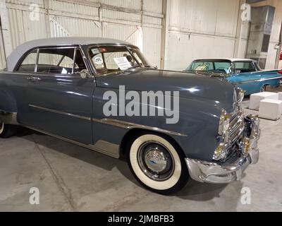 Altes grünes 1951 Chevrolet Chevy Bel Air De Luxe zweitüriges Hardtop-Coupé in einem Lager. Expo Fierro 2022 Oldtimer-Show Stockfoto