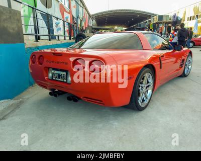 Alte rot-schwarze Sport Chevrolet Corvette C5 Coupé zweitürig 1997 - 2004 von GM. Klassisches Racing Muscle Car. Rückansicht. Expo Fierro 2022. Copyspace Stockfoto