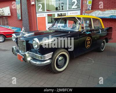 Old Siam Di Tella Riley 1500 vor 1959 - 1967 in the Street. Traditionelles schwarz-gelbes Taxi in Buenos Aires. Oldtimer-Show. Stockfoto