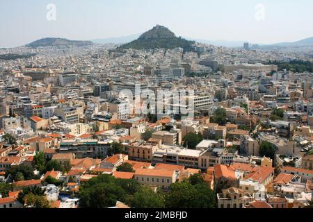 Eine malerische Luftaufnahme der schönen Architektur von Athen, Griechenland an einem sonnigen Tag Stockfoto