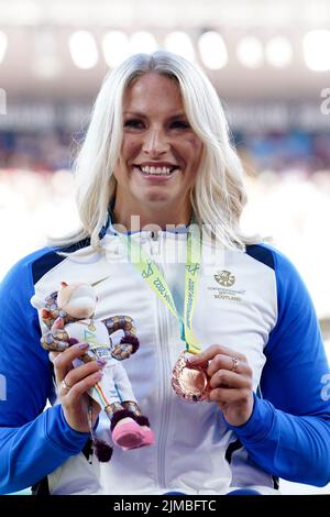 Die schottische Samantha Kinghorn mit ihrer Bronzemedaille nach dem Finale der Frauen 53/54 1500m im Alexander Stadium am achten Tag der Commonwealth Games 2022 in Birmingham. Bilddatum: Freitag, 5. August 2022. Stockfoto