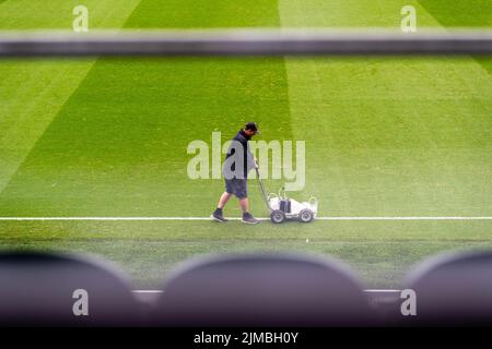 Ein Groundman auf einem Fußballplatz malt Linien mit einem Linienmaler, Home Park Football Stadium, Plymouth, Devon, Großbritannien Stockfoto