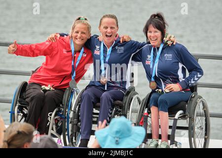 Dartmouth, Kanada. 5.. August 2022. Emma Wiggs aus Großbritannien erhält ihre Goldmedaille bei der Women Paracanoe VL3 200m World Championships. Dies ist der zehnte Welttitel von Wiggs bis heute. Brianna Hennessy aus Kanada holt Silber und Jeanette Chippington aus Großbritannien holt Bronze. Die ICF Kanurennsport- und Paracanoe-Weltmeisterschaft 2022 findet am Lake Banook in Dartmouth (Halifax) statt. Kredit: Meanderingemu/Alamy Live Nachrichten Stockfoto