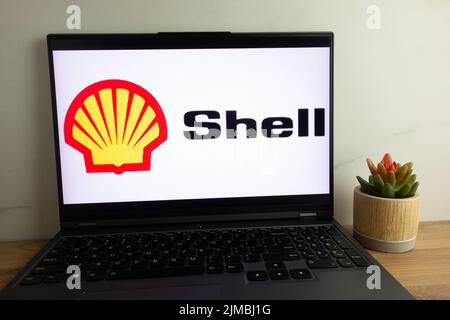 KONSKIE, POLEN - 04. August 2022: Shell plc das Logo des britischen multinationalen Öl- und Gasunternehmens wird auf dem Laptop-Computerbildschirm angezeigt Stockfoto