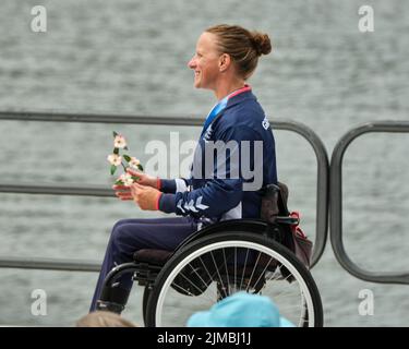 Dartmouth, Kanada. August 2022. Emma Wiggs aus Großbritannien während der Nationalhymnen erhält ihre Goldmedaille bei den Frauen Paracanoe VL3 200m Weltmeisterschaften. Das ist Wiggs zehnter Welttitel bis heute. Quelle: Meanderingemu/Alamy Live News Stockfoto