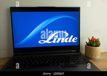 KONSKIE, POLEN – 04. August 2022: Das Logo des globalen multinationalen Chemieunternehmens Linde plc wird auf dem Laptop-Computerbildschirm angezeigt Stockfoto