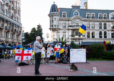 Batumi, Georgien - 29.. juli 2022: Die Menschen stehen für das ukrainische Volk gegen den Angriff und die Invasion russischer Truppen auf die Ukraine Stockfoto