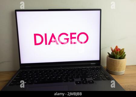 KONSKIE, POLEN - 04. August 2022: Logo des multinationalen Getränkeherstellers Diageo plc auf dem Laptop-Computerbildschirm Stockfoto
