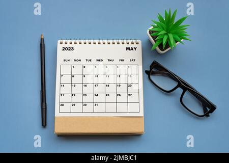 Tischkalender Mai 2023 auf blauem Hintergrund. Direkt darüber. Stockfoto