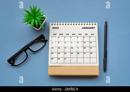 Januar 2023 Tischkalender auf blauem Hintergrund. Direkt darüber. Stockfoto