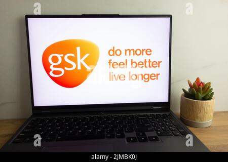 KONSKIE, POLEN – 04. August 2022: Logo von GSK plc, ehemals GlaxoSmithKline britisches multinationales Pharma- und Biotechnologieunternehmen auf der Anzeige Stockfoto