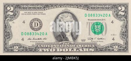 Großes Fragment der Vorderseite von 2 zwei-Dollar-Banknoten der Serie 2009 mit dem Porträt des Präsidenten Thomas Jefferson, einer alten amerikanischen Geldbank Stockfoto