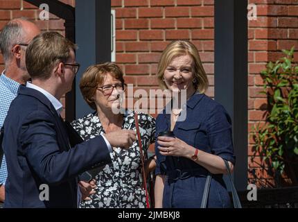 RT Hon Elizabeth Truss MP, die sich dafür einsetzt, die Vorsitzende der Konservativen Partei und den nächsten Premierminister zu werden. Ein seltener Anblick, lächelt sie Stockfoto