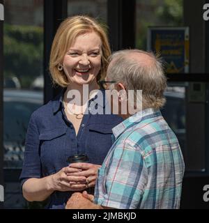 RT Hon Elizabeth Truss MP, die sich dafür einsetzt, die Vorsitzende der Konservativen Partei und den nächsten Premierminister zu werden. Ein seltener Anblick, lächelt sie. Stockfoto