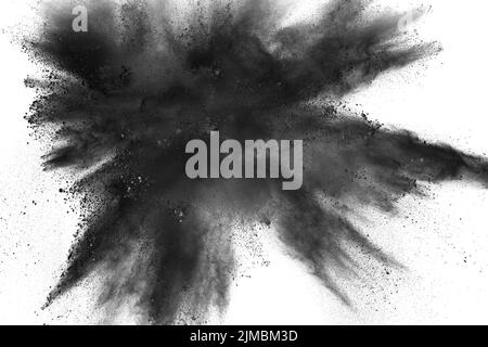 Schwarze Pulverexplosion vor weißem Hintergrund.Schwarzer Staubspritzer. Stockfoto