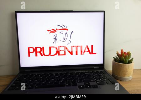 KONSKIE, POLEN - 04. August 2022: Logo der britischen multinationalen Versicherungsgesellschaft Prudential plc auf dem Laptop-Bildschirm Stockfoto