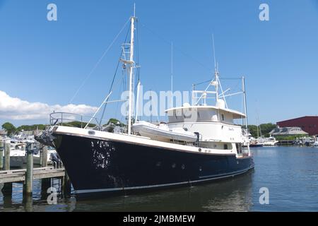 Eine High-End Motoryacht dockte in Falmouth Harbour, Falmouth, Massachusetts, Cape Cod, USA Stockfoto