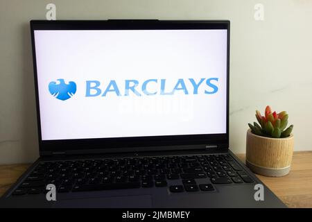 KONSKIE, POLEN - 04. August 2022: Barclays britisches multinationales Universalbanklogo, das auf dem Laptop-Computerbildschirm angezeigt wird Stockfoto