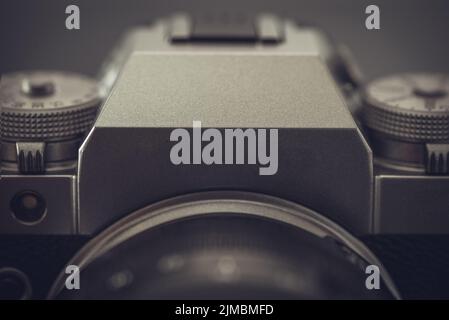 Nahaufnahme einer Digitalkamera. Nahaufnahme von Kameraelementen Stockfoto