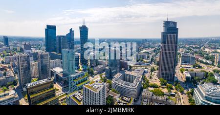 7.22.2022 Warschau, Polen. Weitwinkelaufnahme. Schnelle Entwicklung in Warschau, verschiedene Wolkenkratzer im Zentrum. Luftaufnahme. Hochwertige Fotos Stockfoto