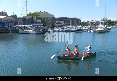 Kanufahren über den Eel Pond Inlet in Woods Hole, Massachusetts auf Cape Cod, USA Stockfoto