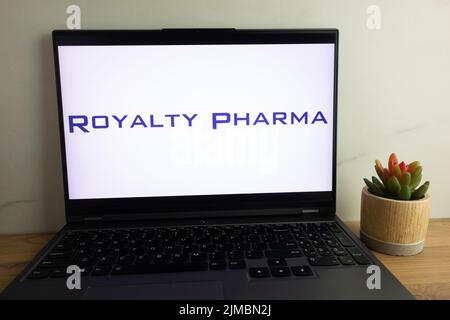 KONSKIE, POLEN – 04. August 2022: Logo von Royalty Pharma plc auf dem Bildschirm eines Laptops Stockfoto