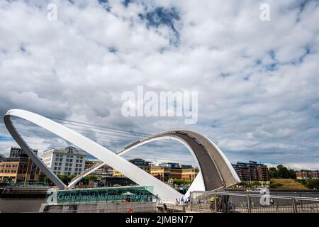 NEWCASTLE, ENGLAND - 3.. JULI 2022: Blick auf die Millenium-Brücke, die an einem bewölkten Sommernachmittag vollständig über den Fluss Tyne geöffnet ist, Northumberland Stockfoto