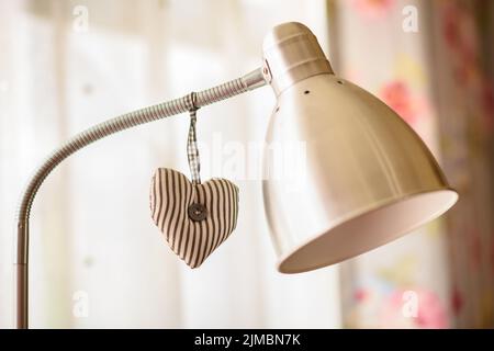 Tuch Herz Dekoration hängen an Lampe Säule Stockfoto