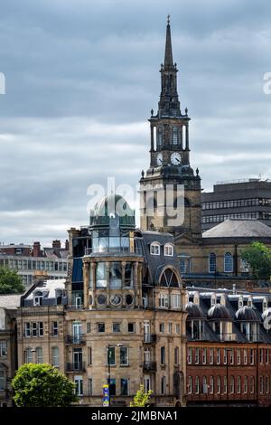 NEWCASTLE, ENGLAND - 3.. JULI 2022: Blick auf einige schöne Gebäude von Quayside und den Allerheiligen Kirchturm, Northumberland Stockfoto