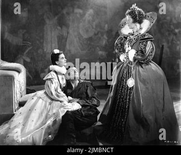 VIVIEN LEIGH LAURENCE OLIVIER UND FLORA ROBSON IN BRAND ÜBER ENGLAND 1937 REGISSEUR WILLIAM K. HOWARD ROMAN A.E.W. Mason Drehbuch Clemence Dane und Sergei Nolbandov Musik Richard Addinsell Produzenten Erich Pommer und Alexander Korda London Film Productions / United Artists Stockfoto